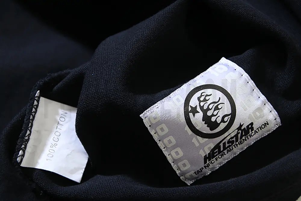 Simple and elegant wash tag with a premium texture.