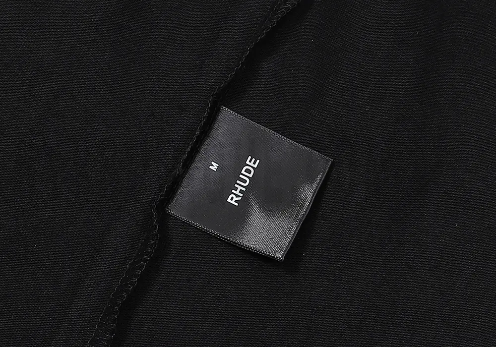 Simple and elegant wash tag with a premium texture.