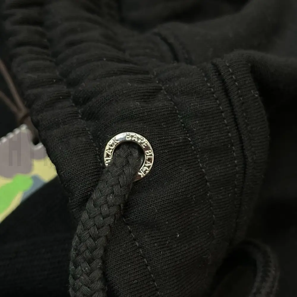 Elastic waistband detail image of the pants