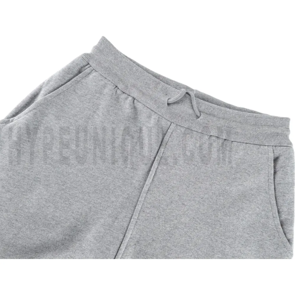 Elastic waistband detail image of the pants