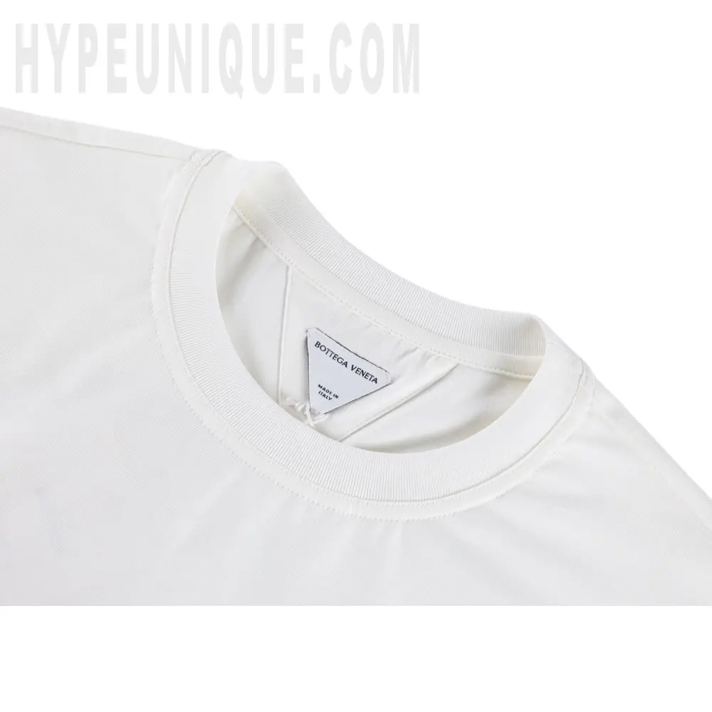Close-up of the collar detail