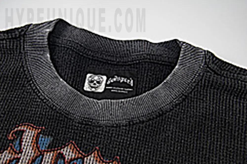 Close-up of the collar detail