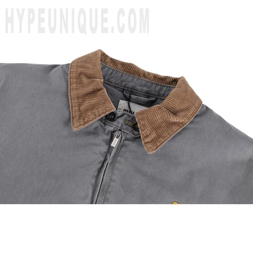 Close-up of the collar detail