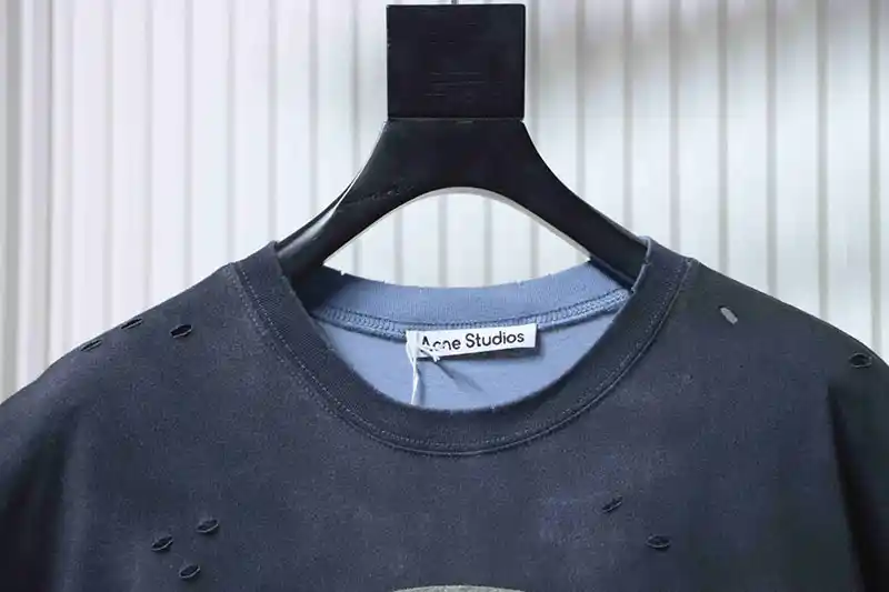 Neckline