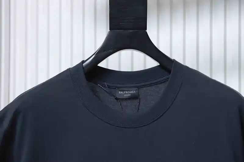 Neckline