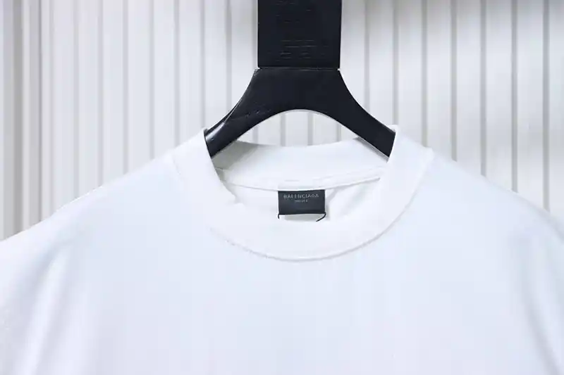 Neckline