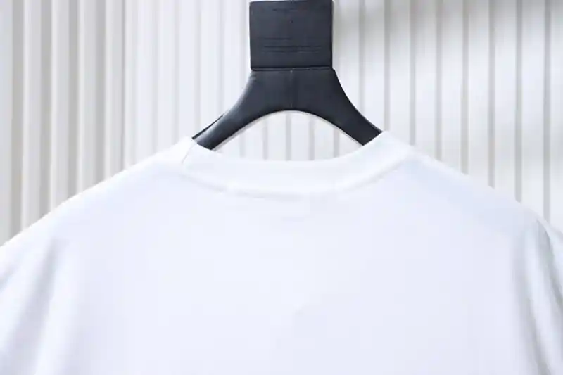 Neckline