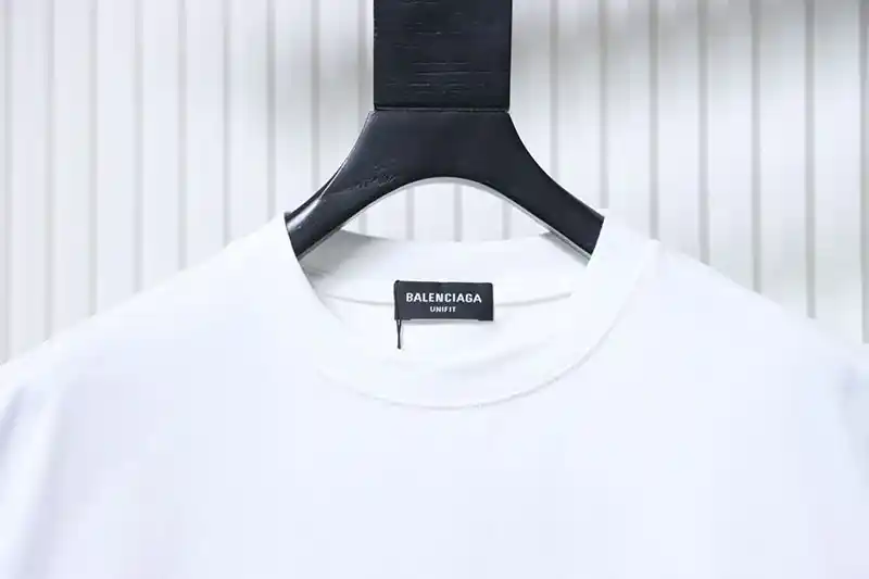 Neckline