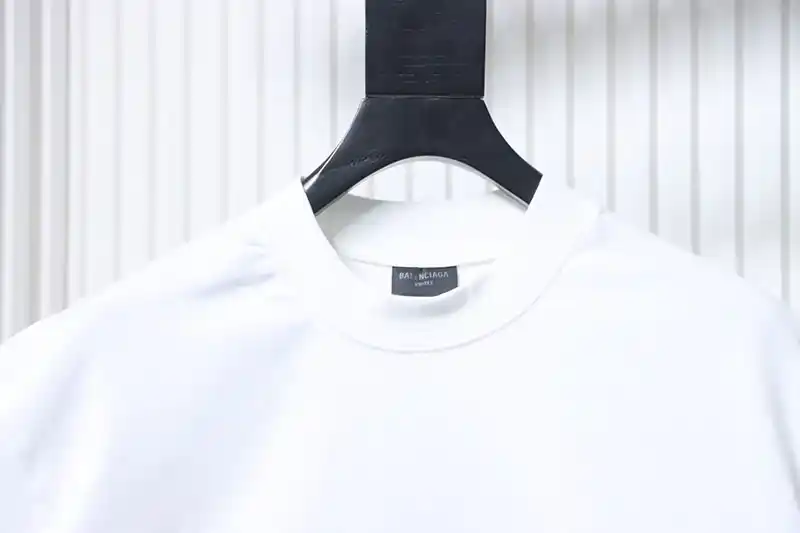 Neckline