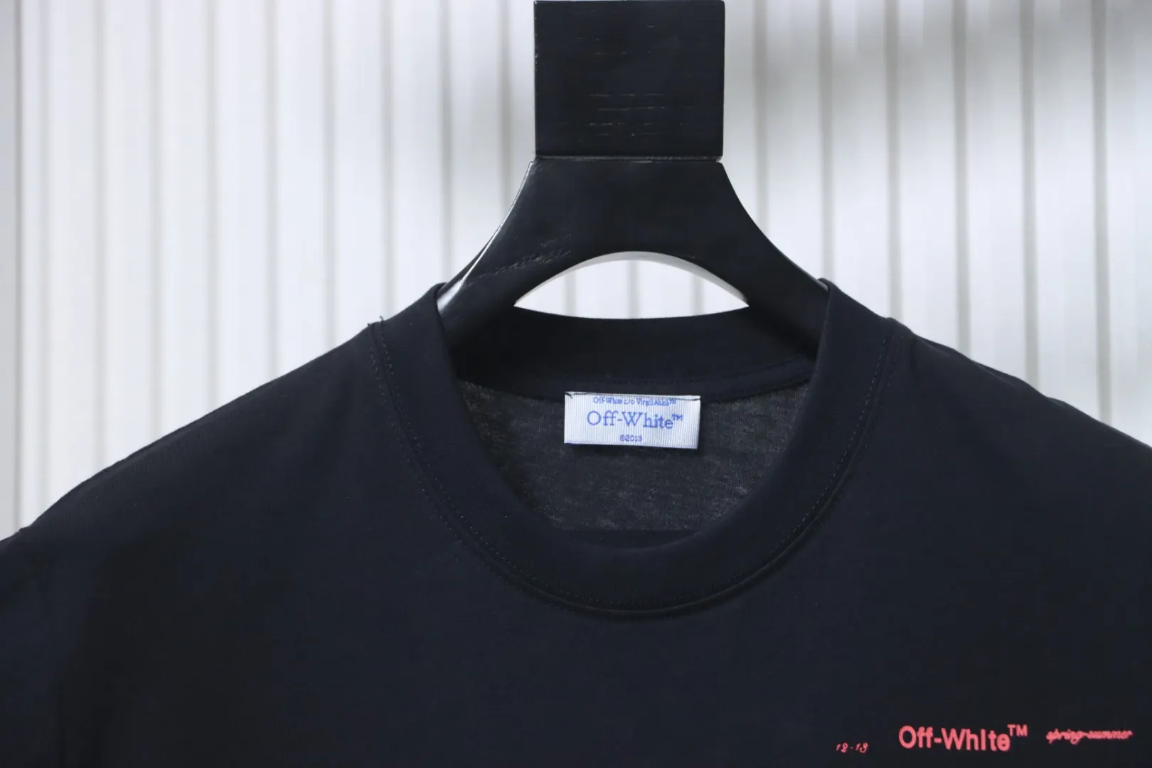 Neckline