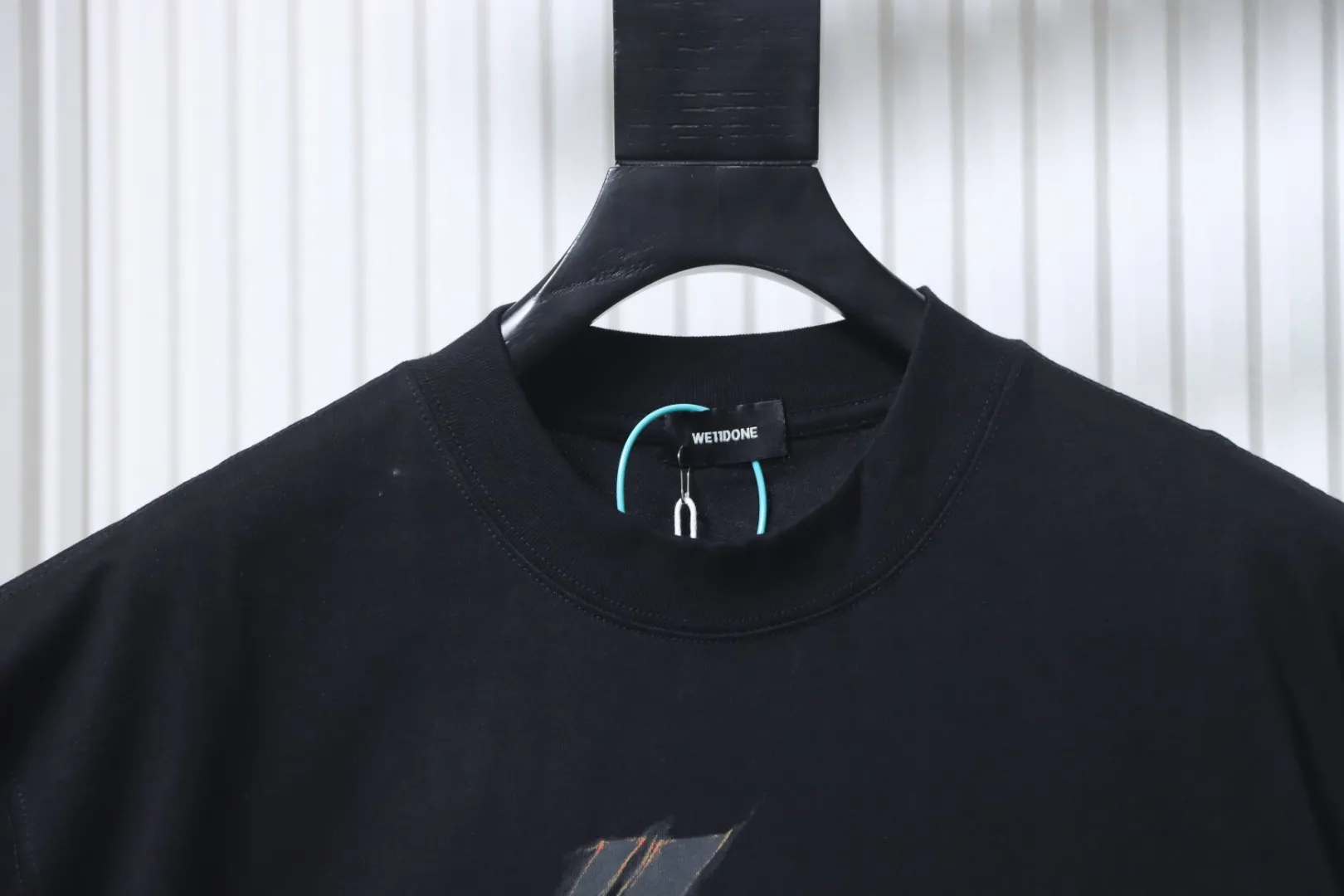 Neckline