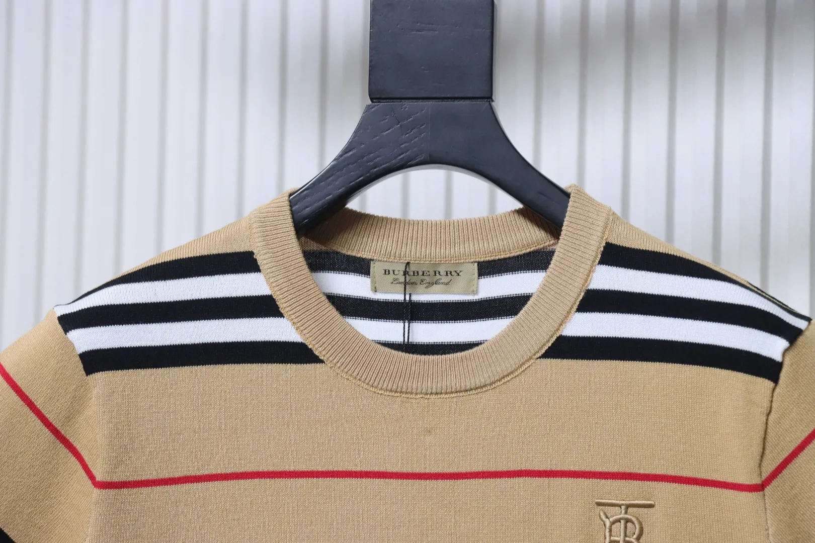 Neckline