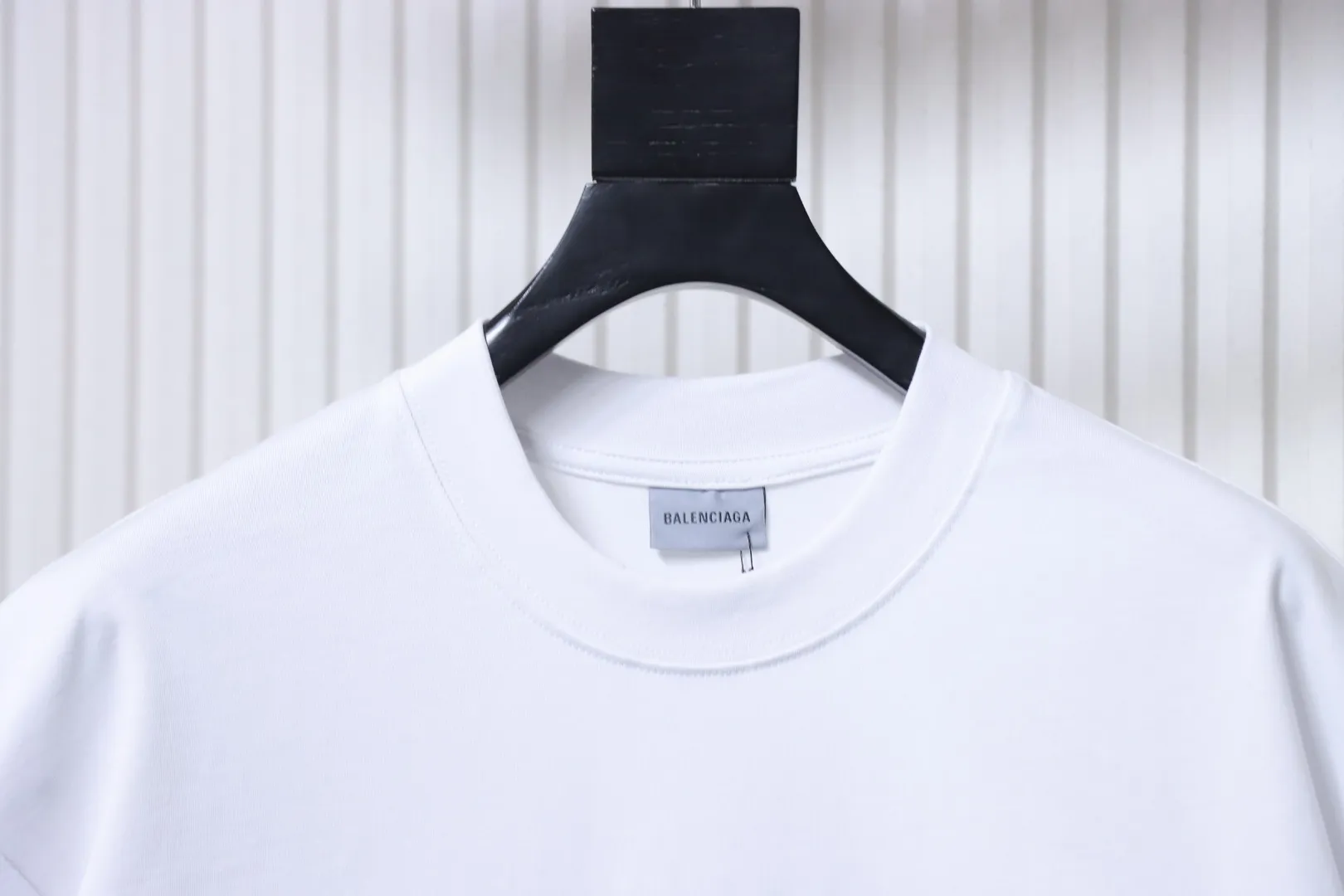 Neckline