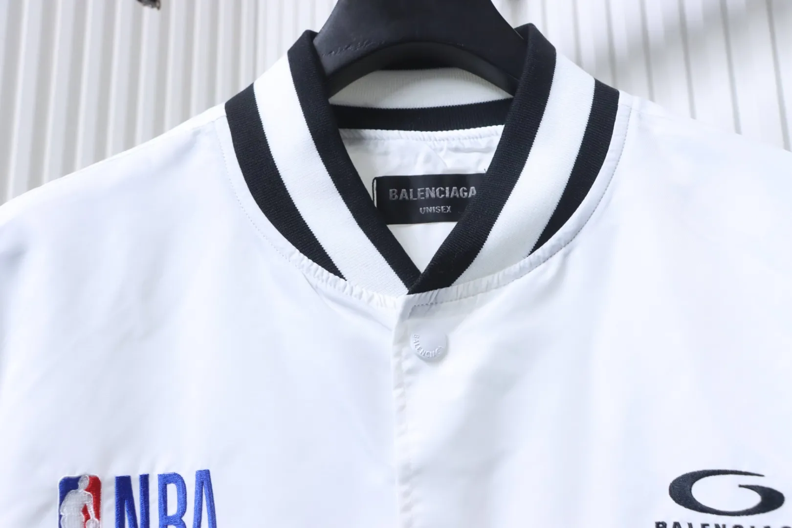 Neckline