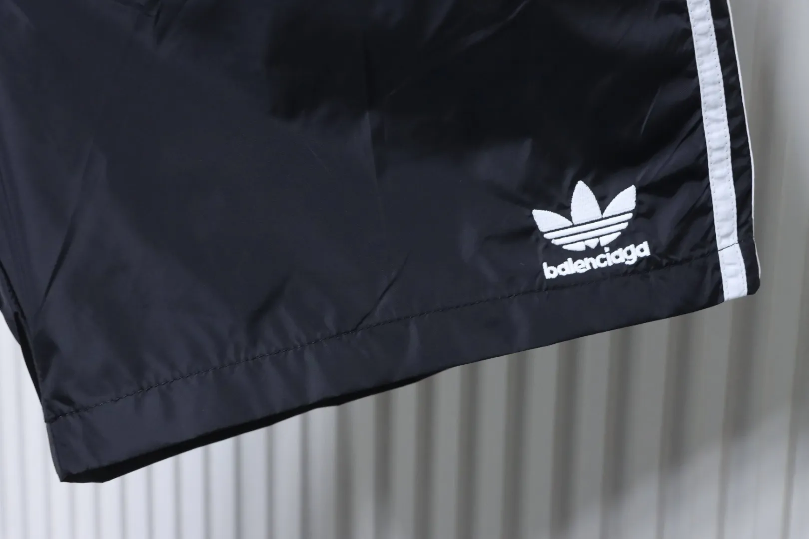 Bottom Hem with visible Logo