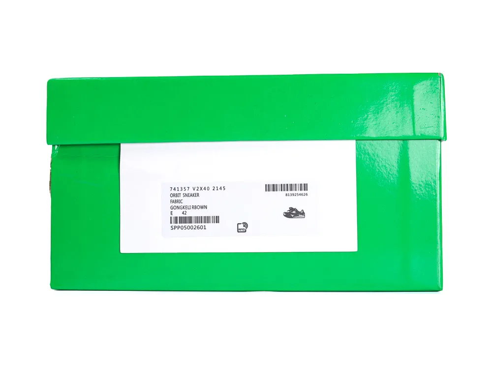 Green cardboard shoebox with a white label, featuring product details and barcode.