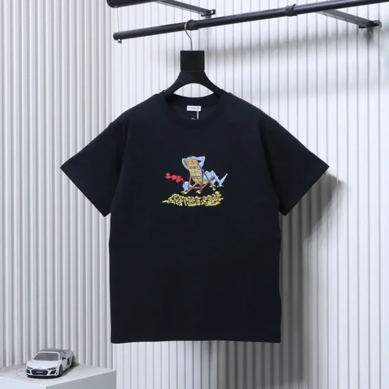 Beach Lounge Graphic T-Shirt Color Black
