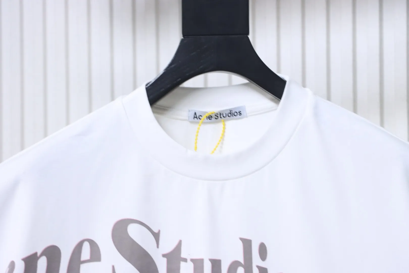 Neckline