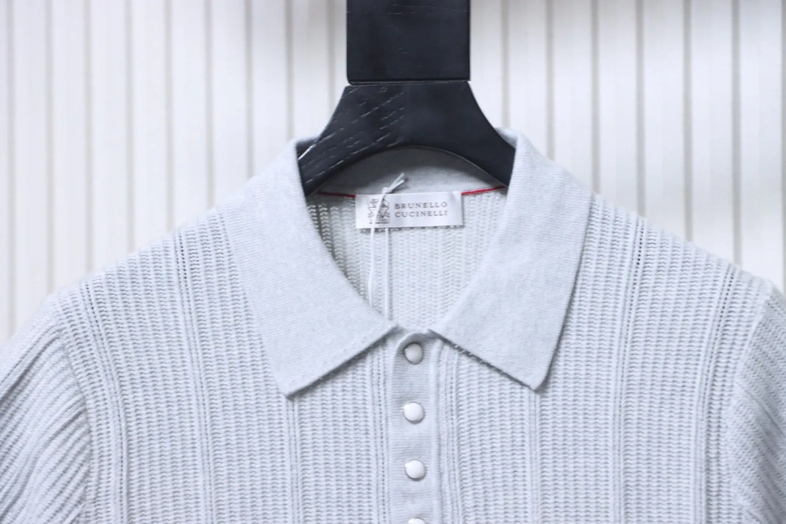 Neckline