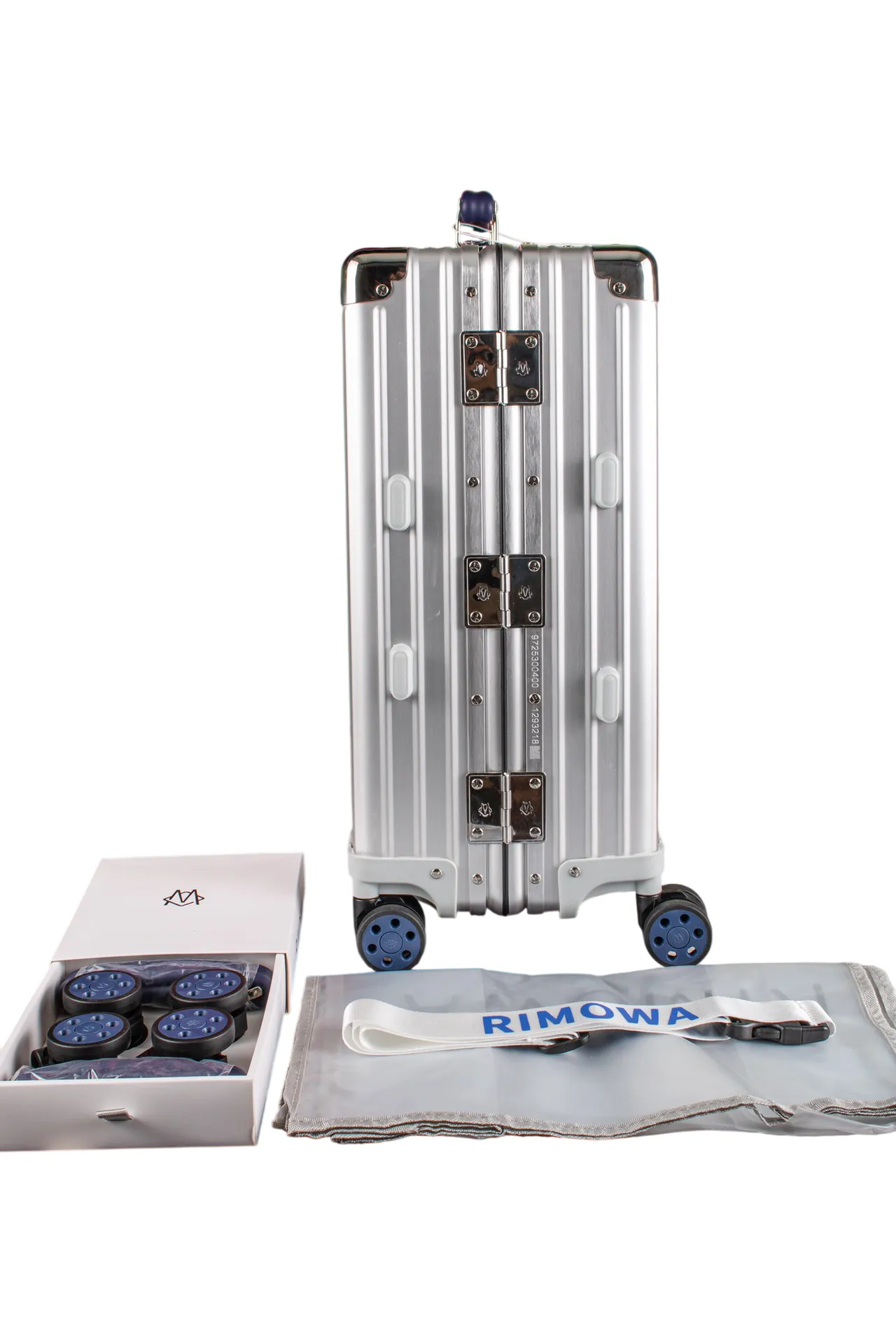 Aluminum luggage with accessories