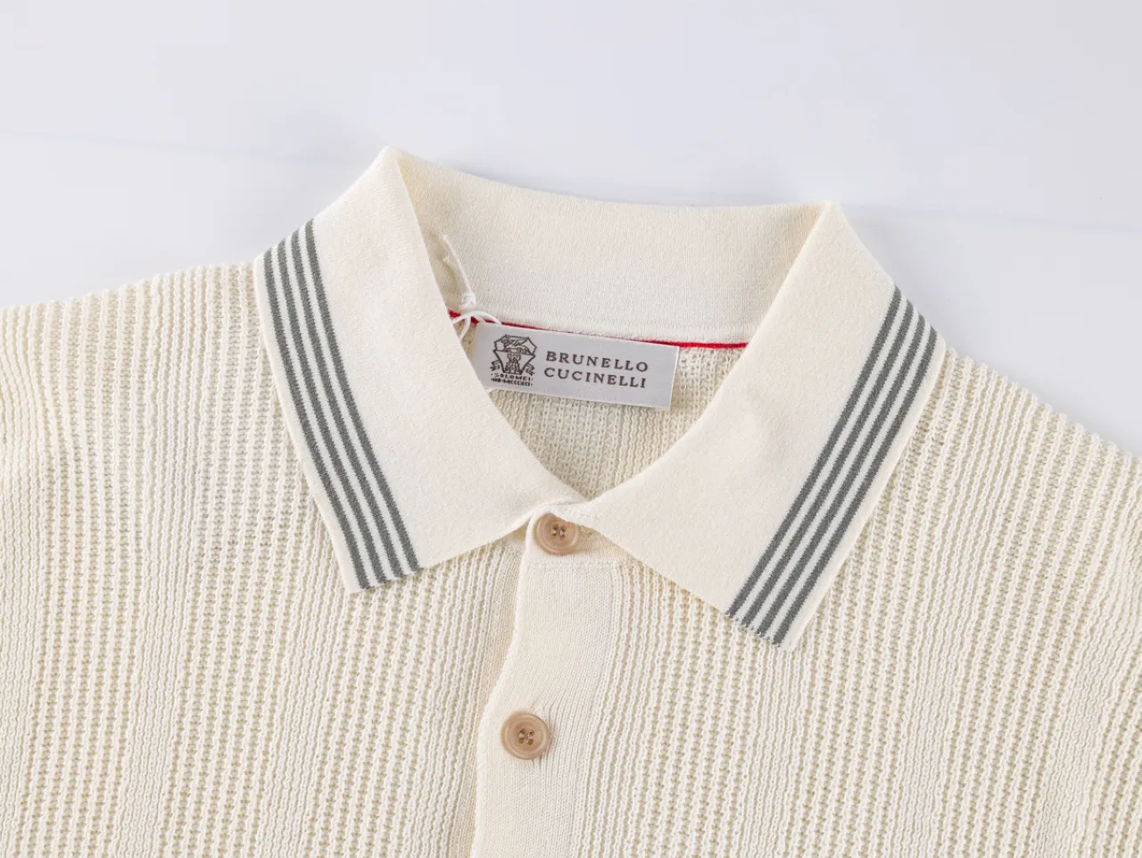 Neckline