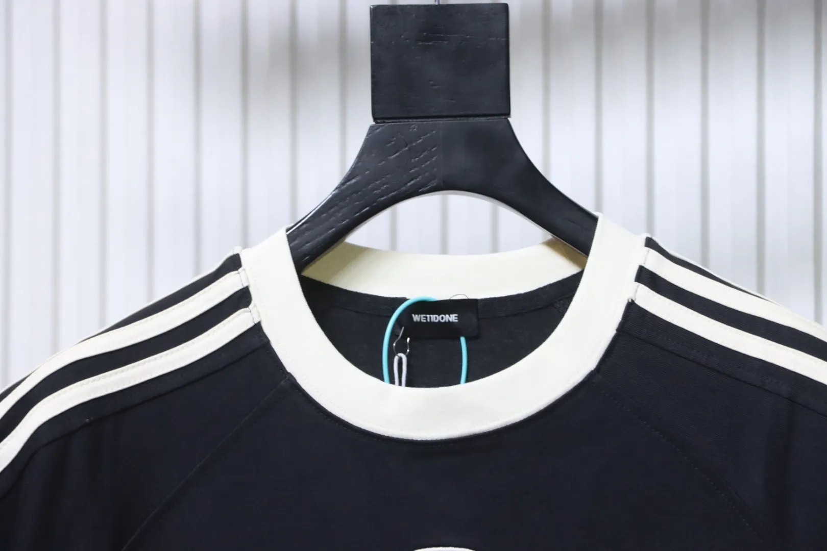 Neckline