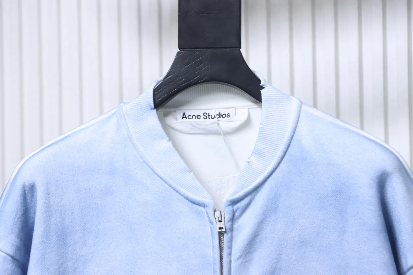 Neckline