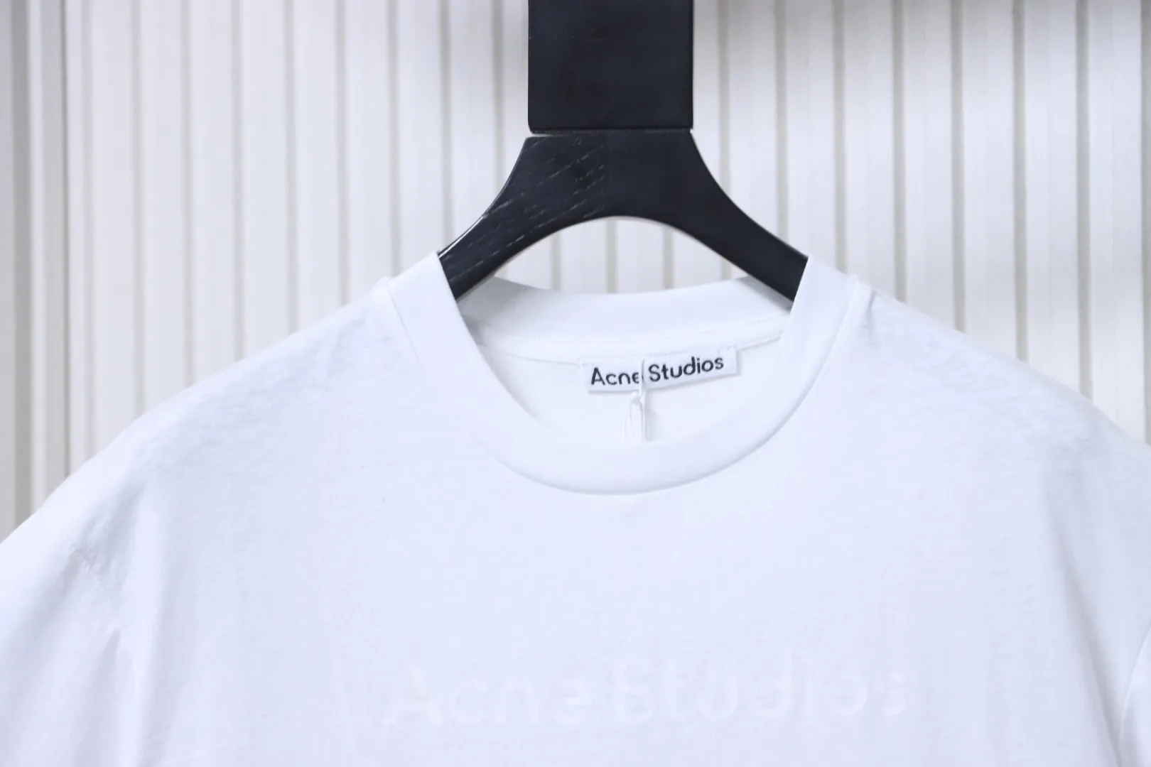 Neckline