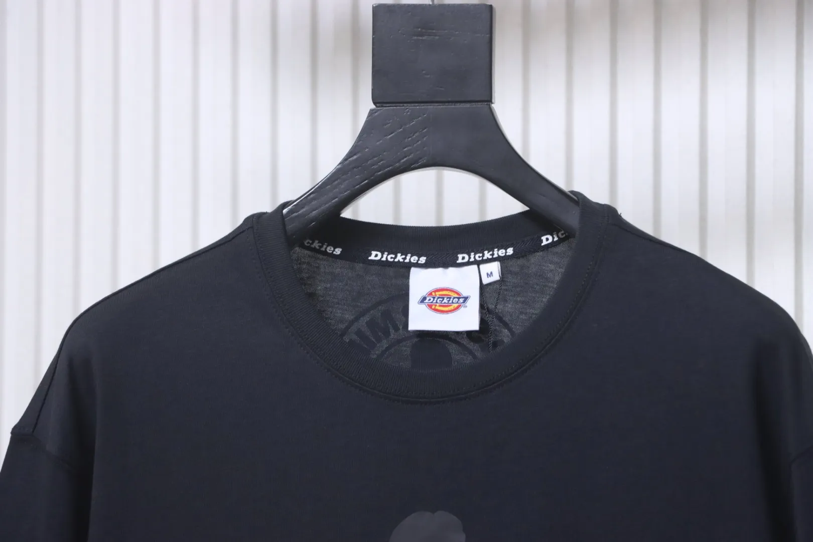 Neckline