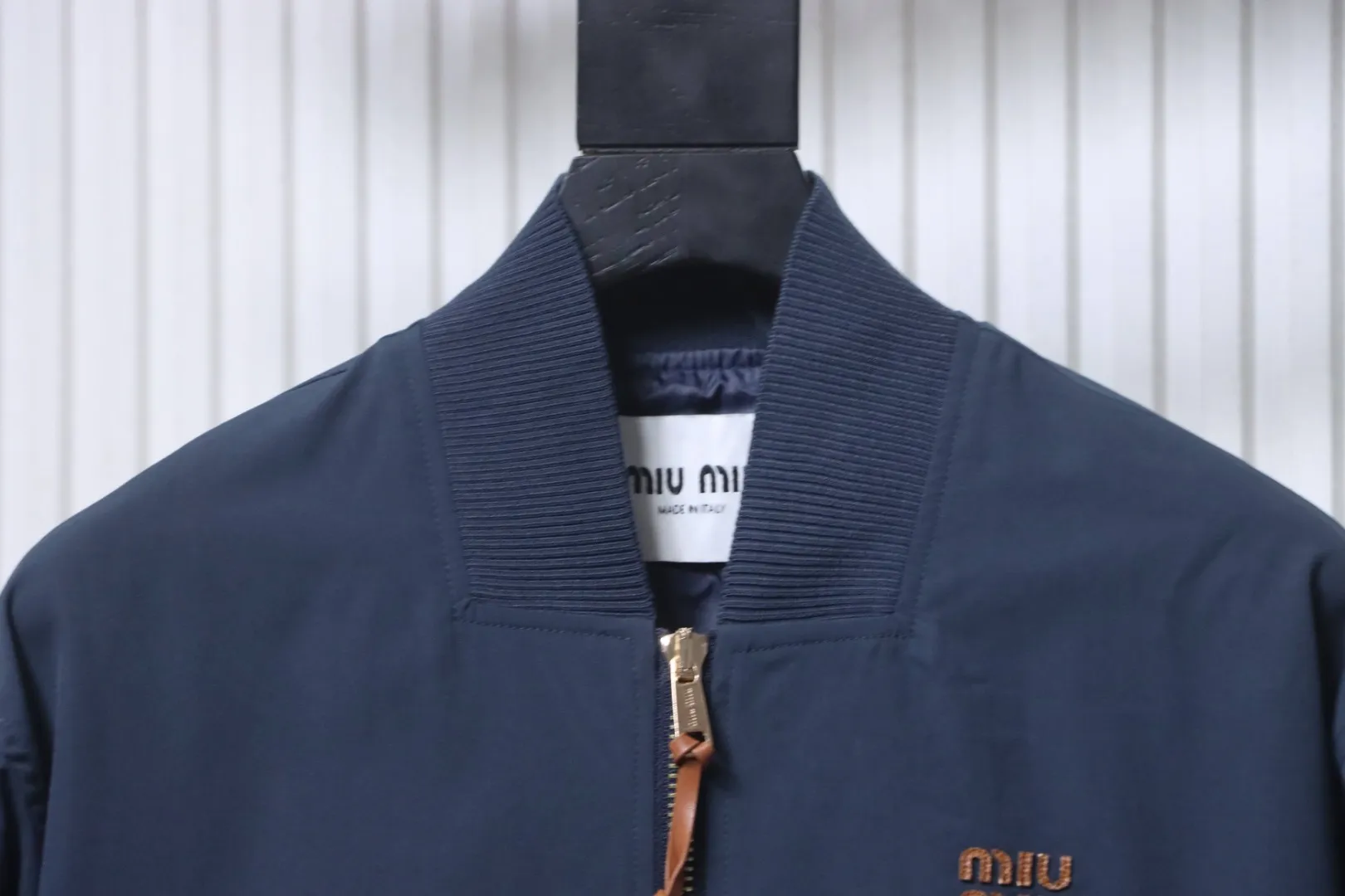 Neckline