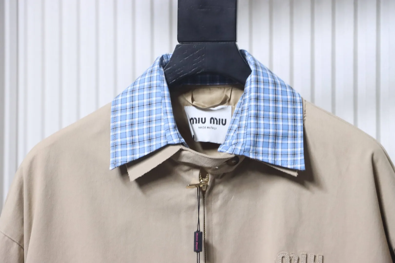 Neckline