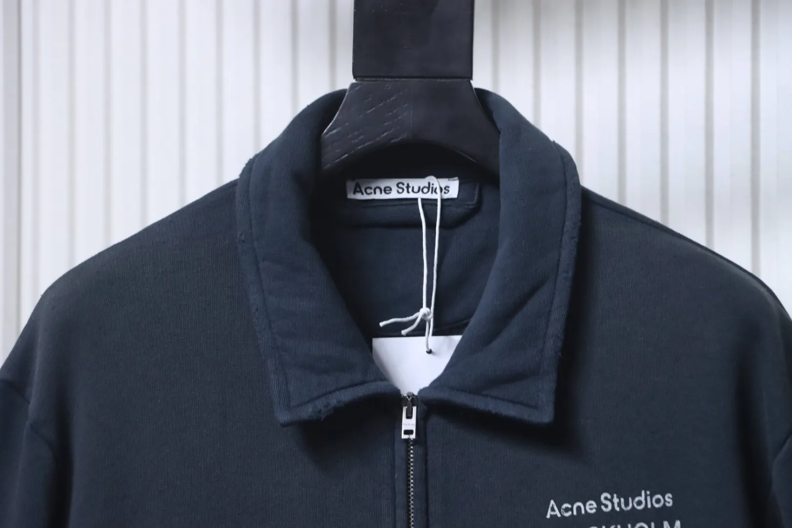 Neckline