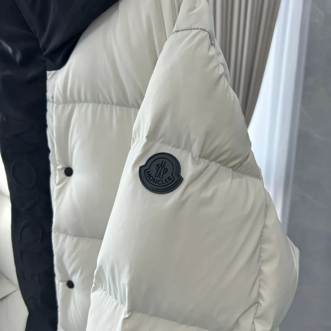 Shoulder Logo Detail