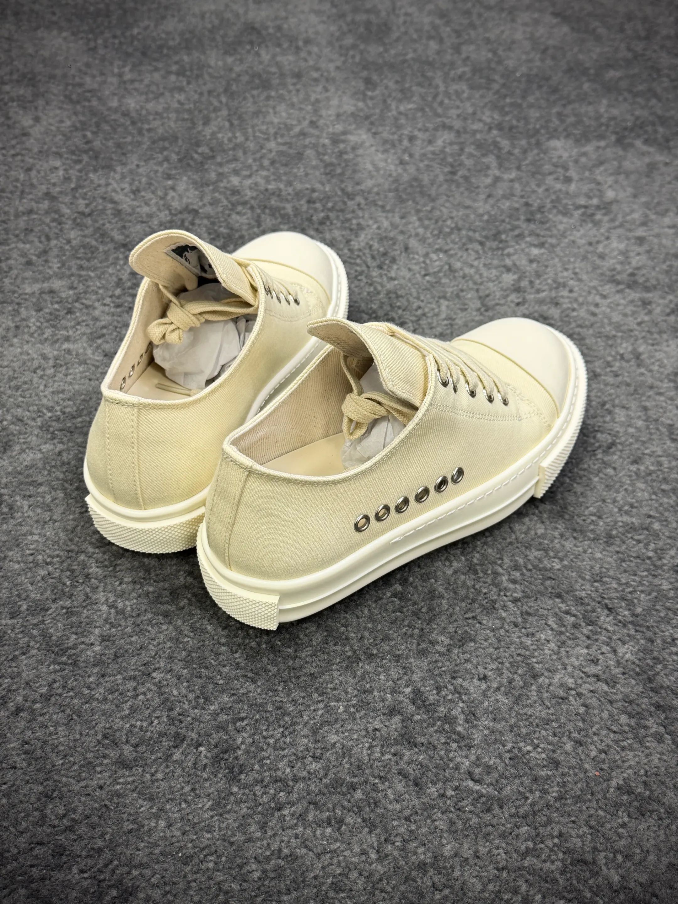 R 0wens DRKSHDW Milk Low Sneakers Angeled View