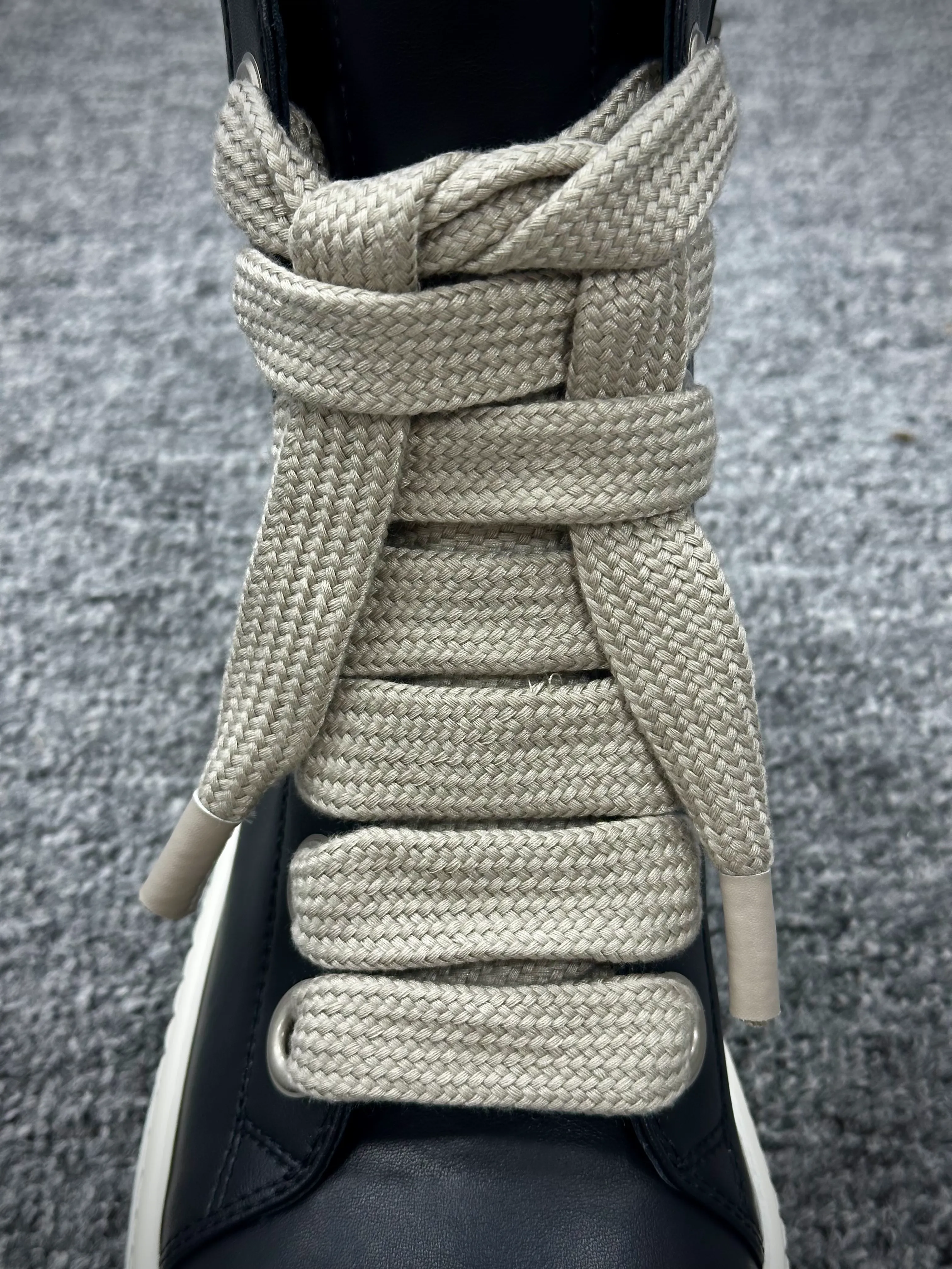 Jumbo Lace Detail