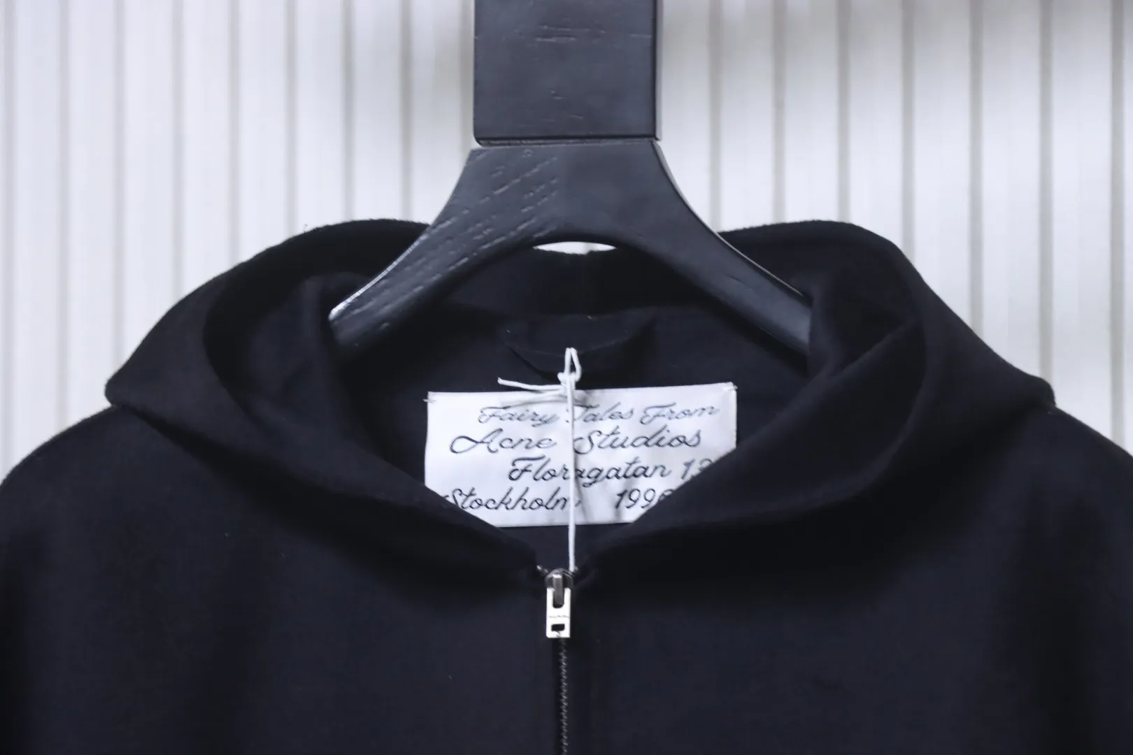 Neckline