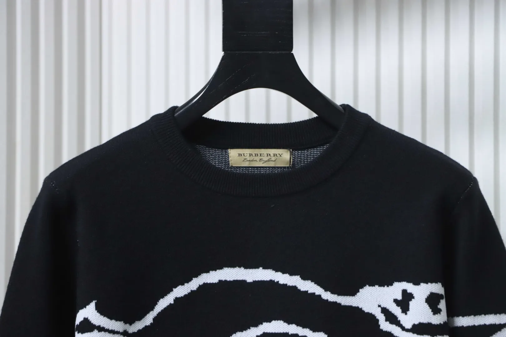Neckline