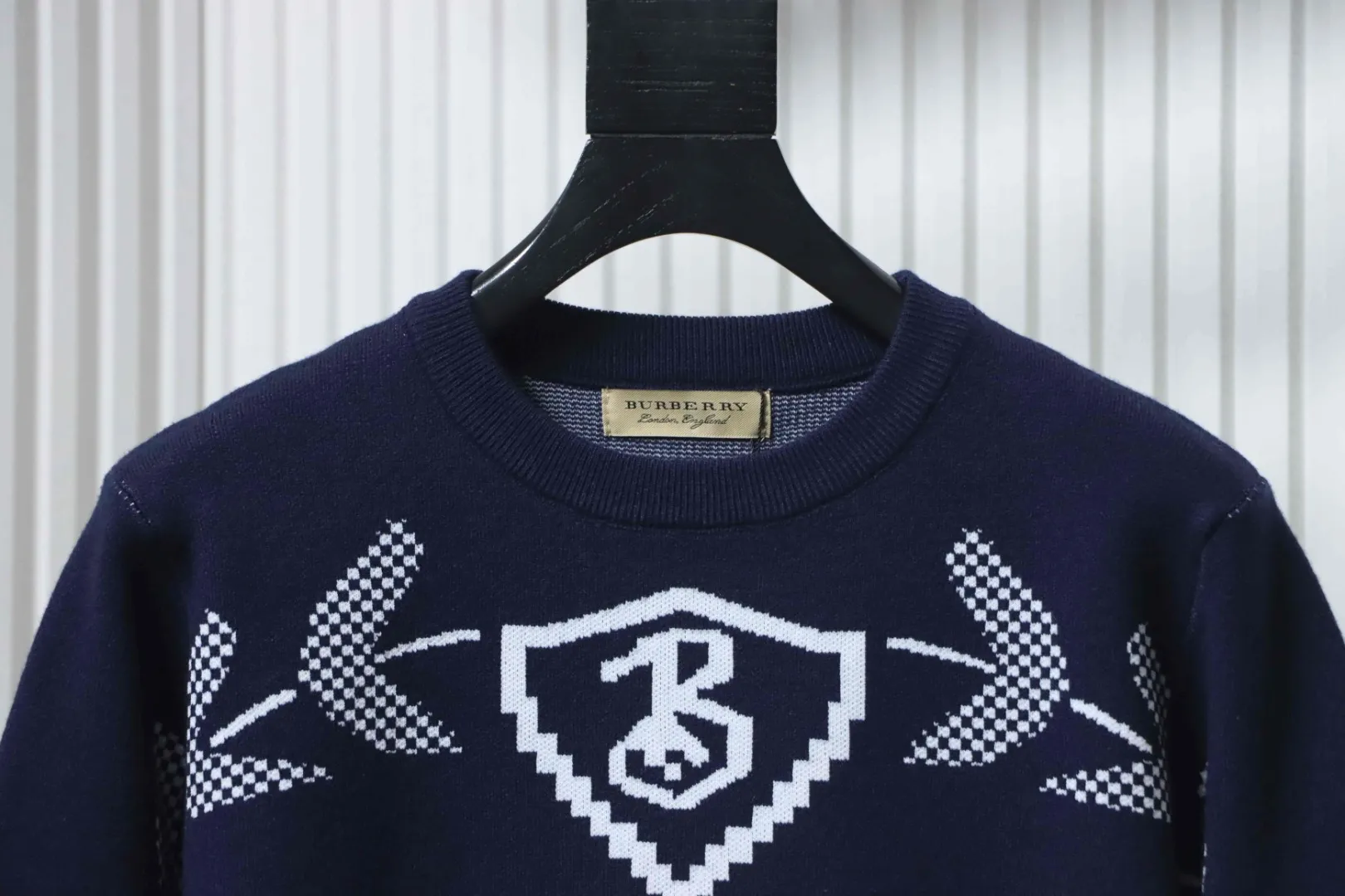 Neckline