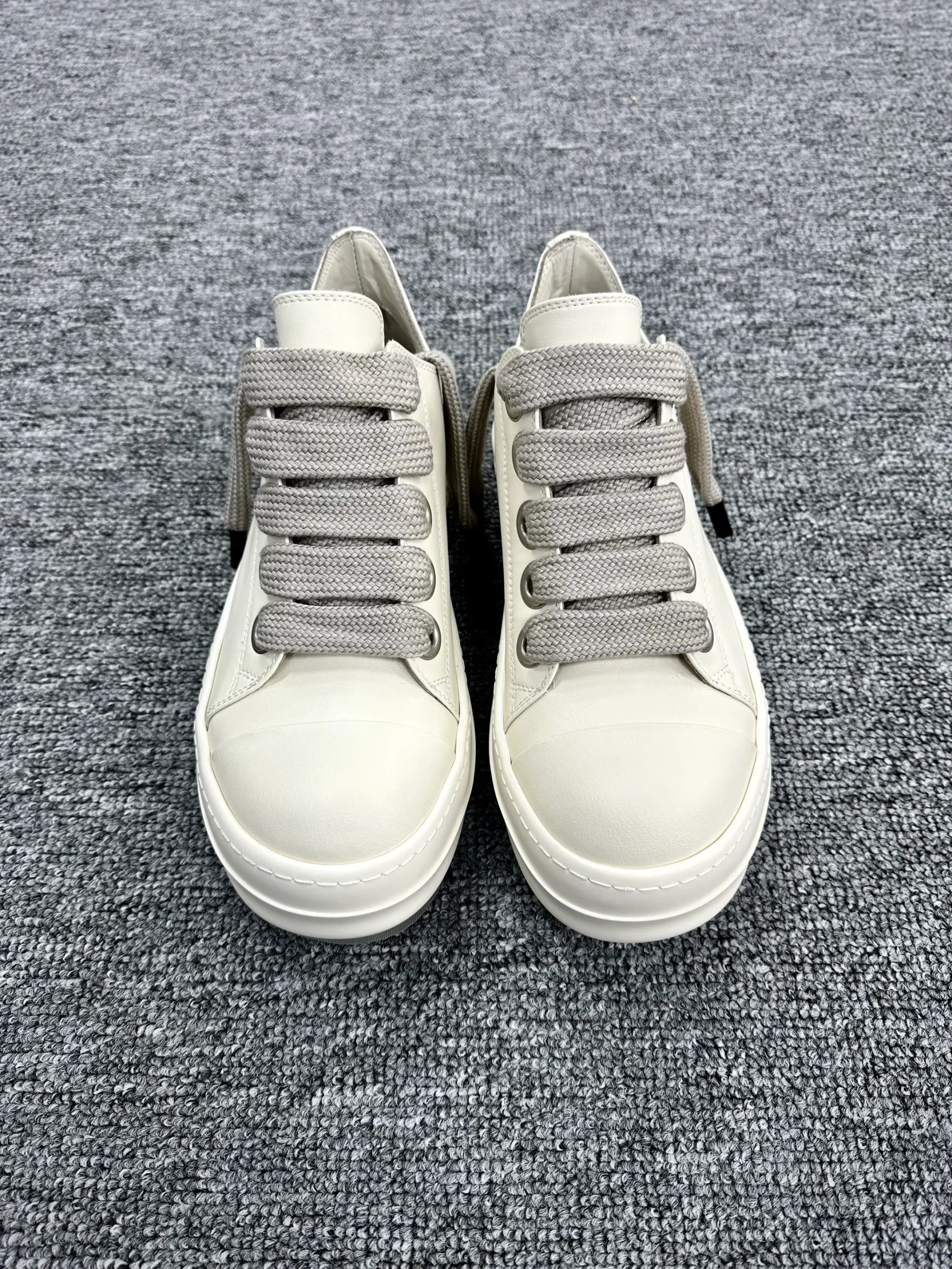 R 0wens Jumbo Lace Low Dinge Beige Gray Leather Sneakers Front View