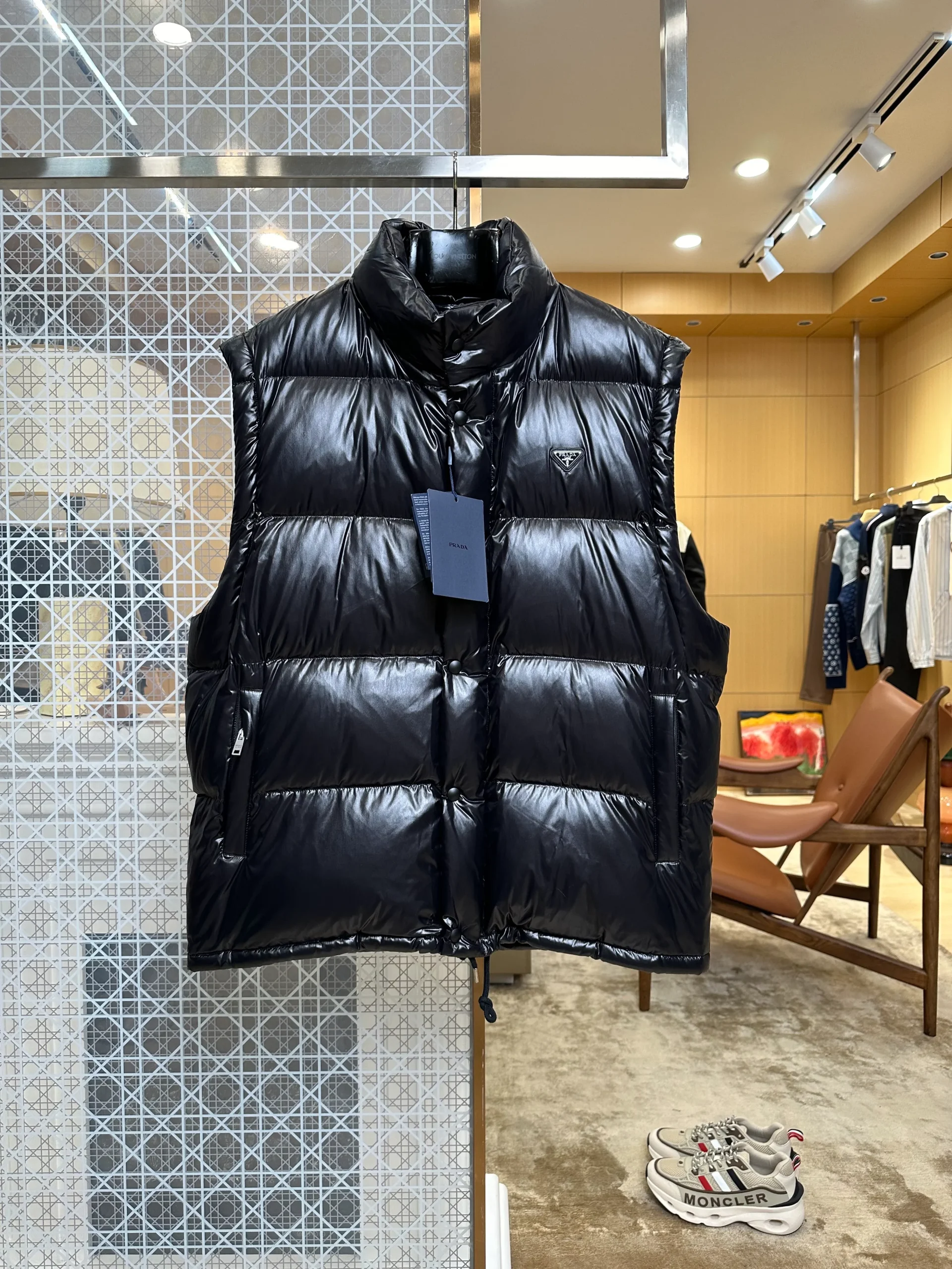 Triangle Logo Detachable Sleeve Re-Nylon Down Jacket