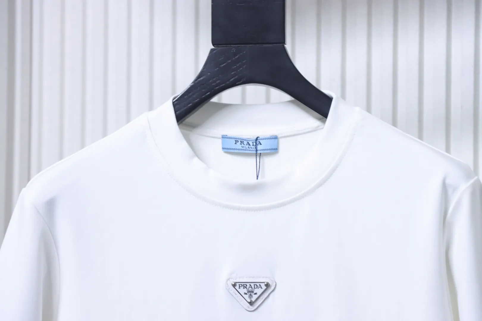 Neckline