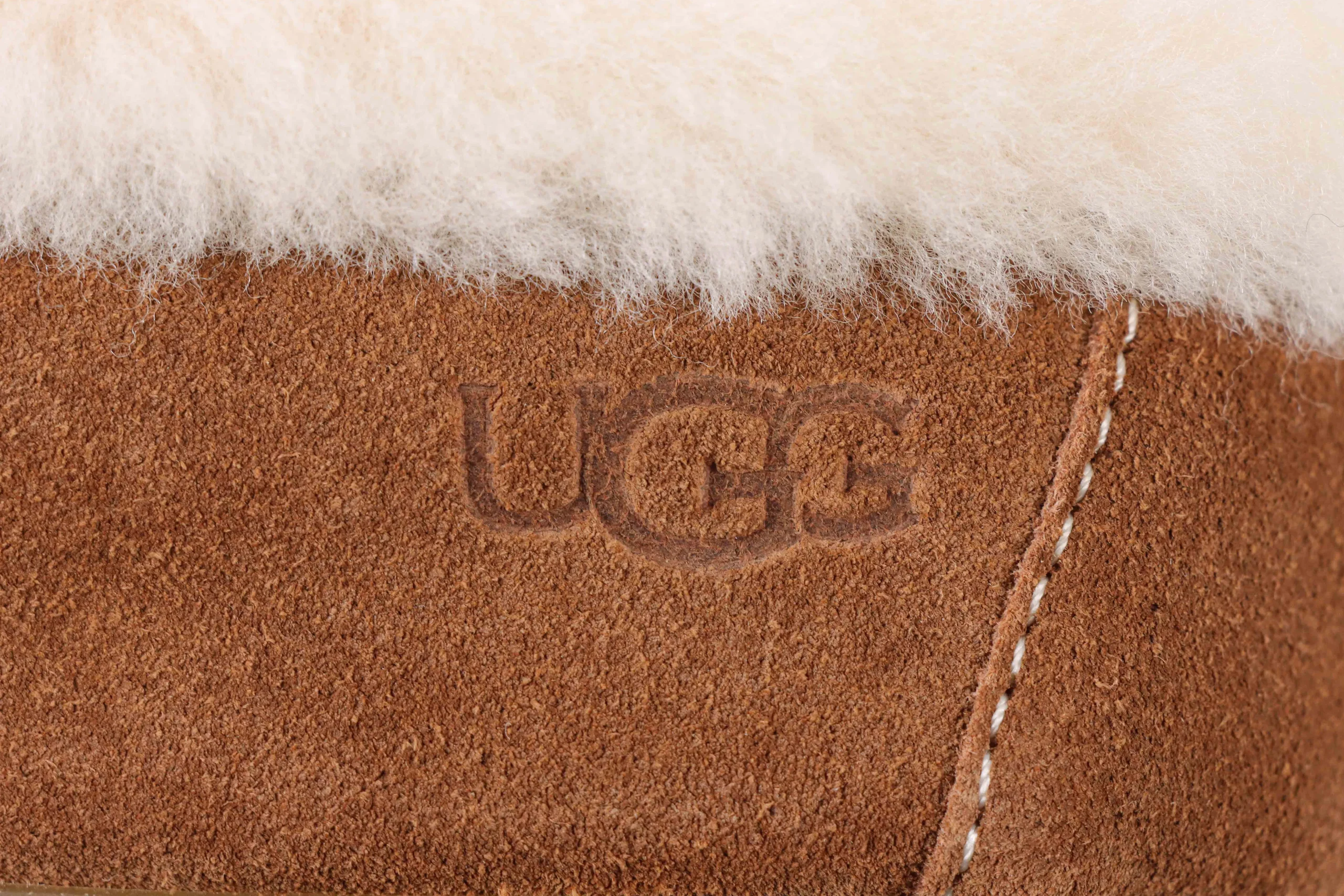 UGG embroided Details