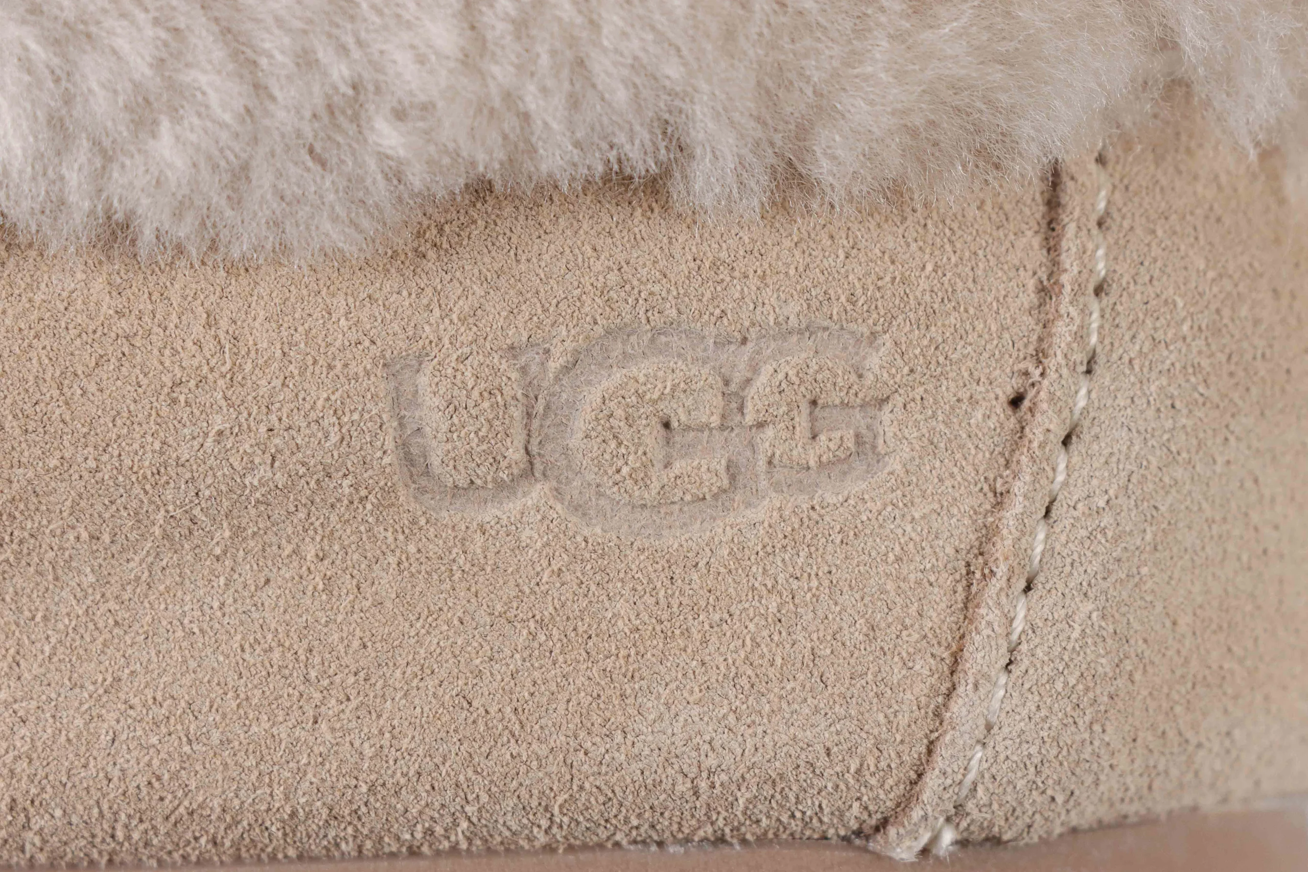 UGG embroided Details